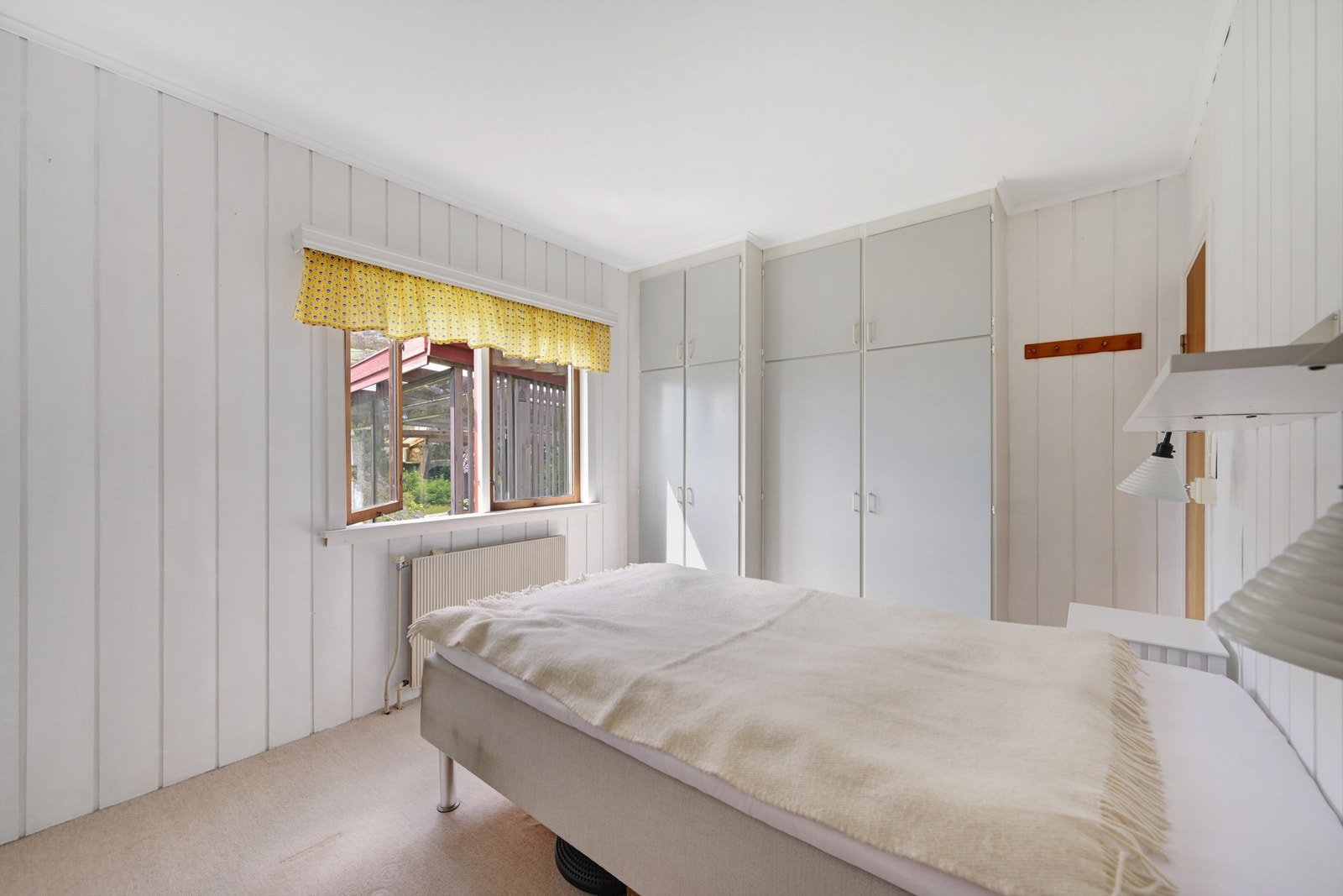 Soverom med garderobeskap Galleribilde