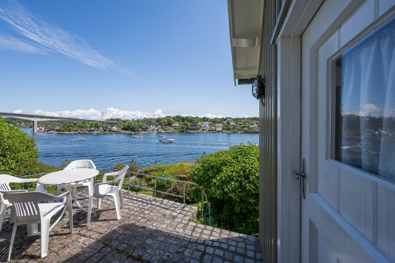 Hyggelige uteplasser utenfor sidebygningen Galleribilde