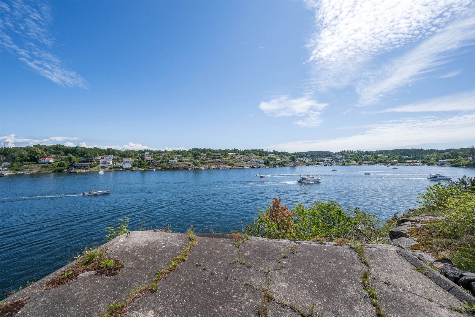 En av disse bunkeranleggene i Vrengensundet med løpegraver og beskyttelsesmurer, befinner seg på denne eiendom og kan ennå sees i terrenget. Galleribilde