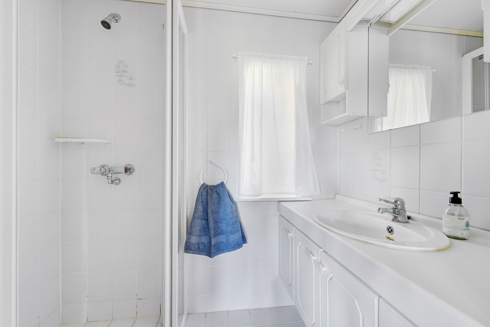 Baderommet er fra 1985. Det er flislagt gulv og flislagte vegger, samt himling med takplater. Galleribilde