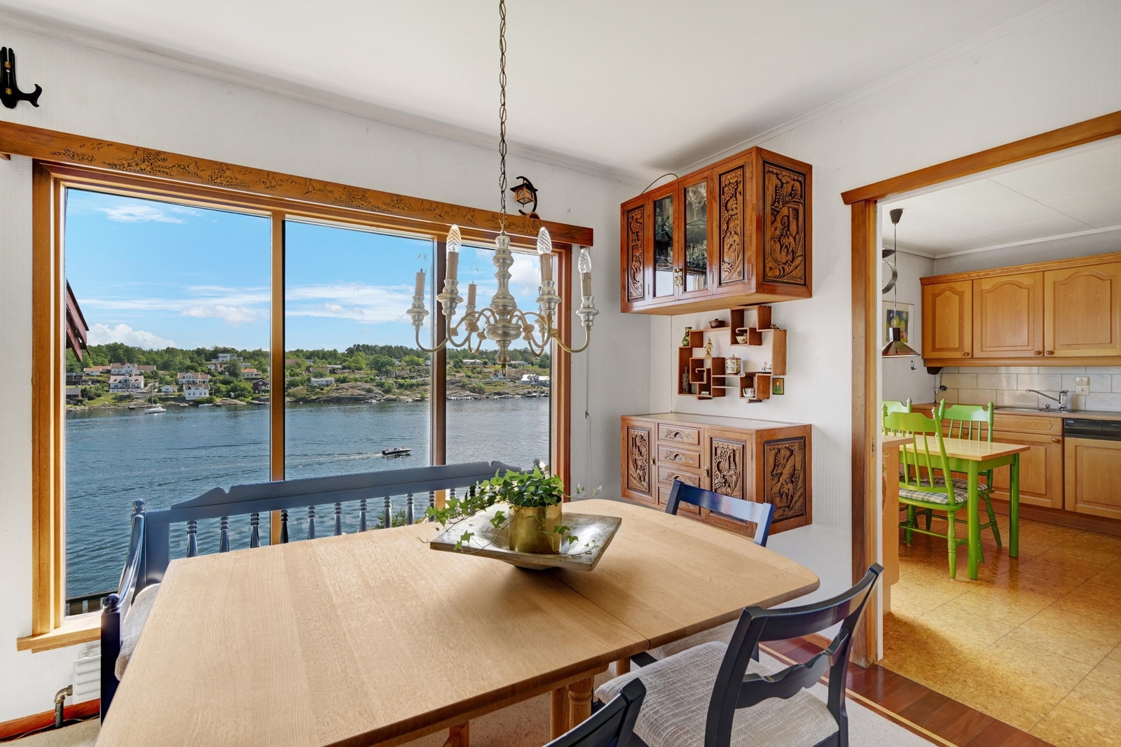 Generelt i boligen er det gulvflater belagt med fliser, tepper og parkett og slette innerdører. Galleribilde