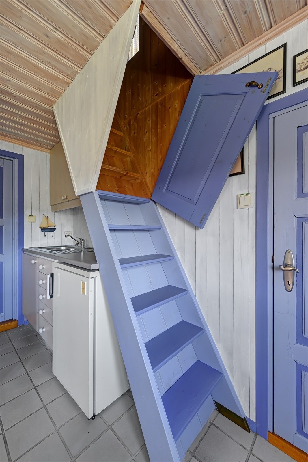 Loft med uinnredet lagerrom og soverom (ikke godkjent for varig opphold). Adkomst via trapp og luke på kjøkkenet. Galleribilde