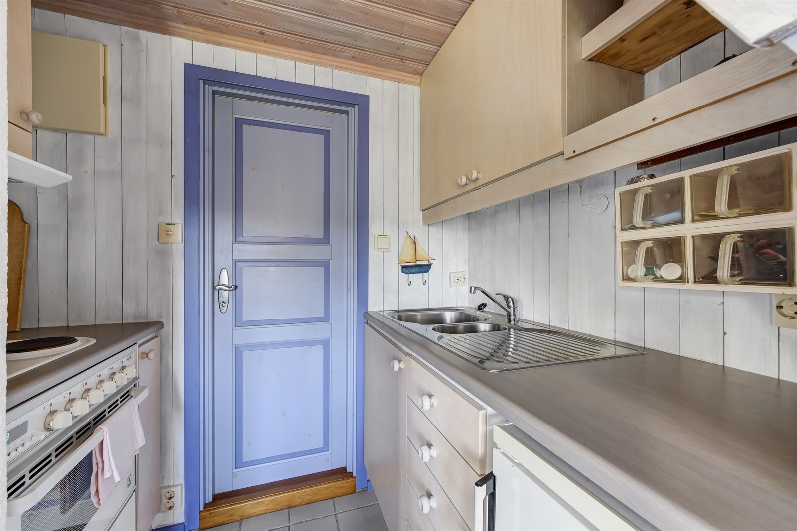 Kjøkkeninnredning med slette fronter fra 1985 og benkeplate med laminert flate. Galleribilde