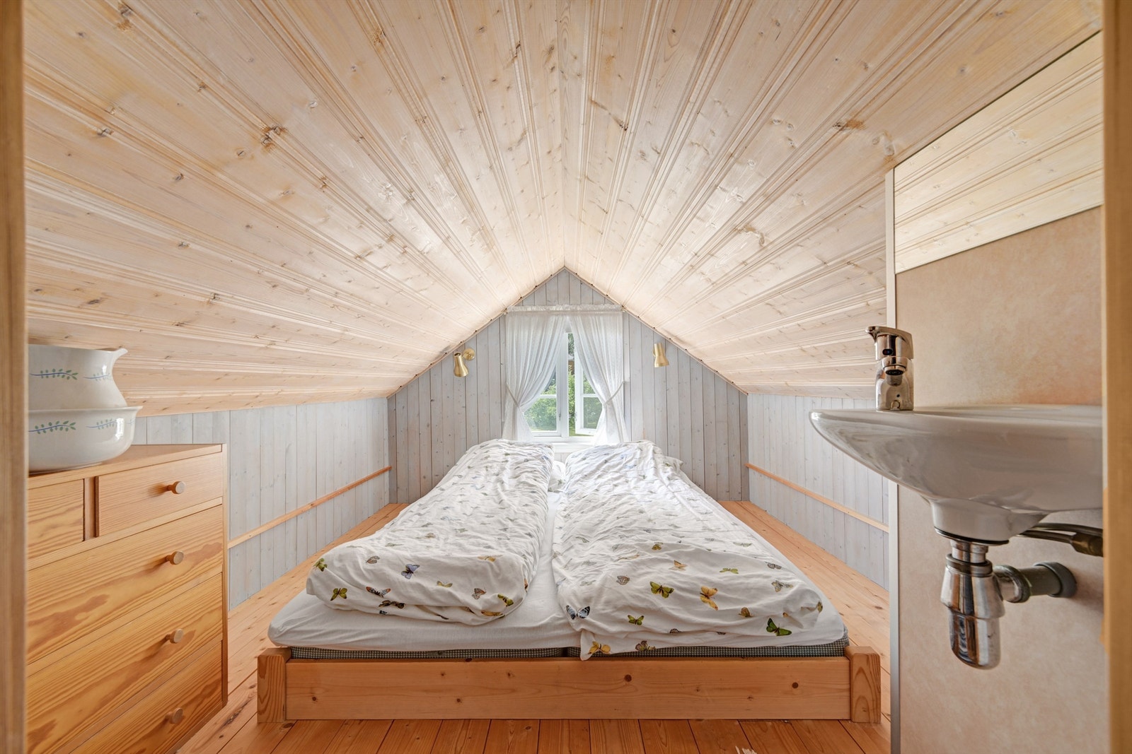 Soverom med dobbelseng og servant (ikke godkjent som soverom/varig opphold) Galleribilde