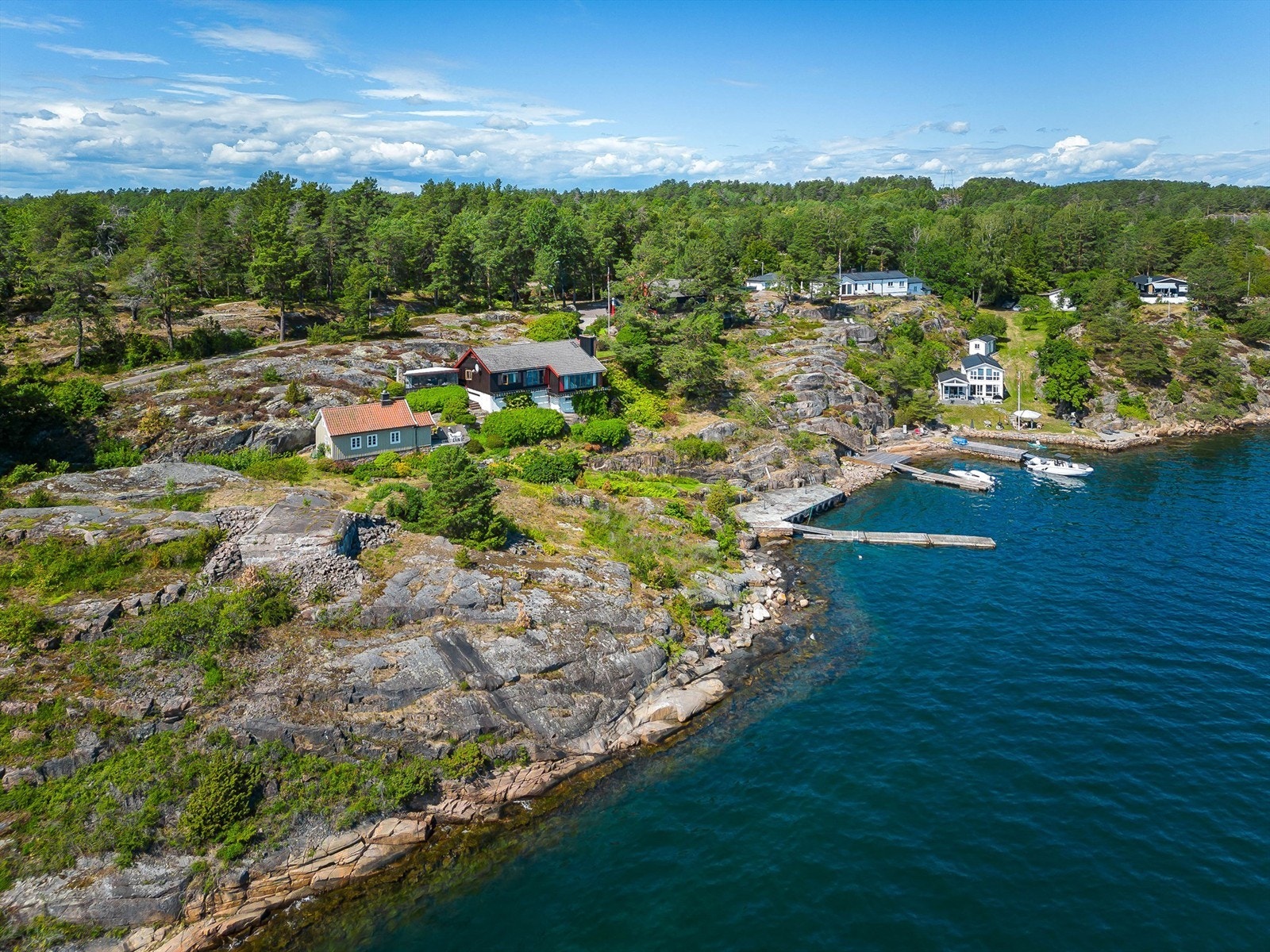 I tillegg er det kort vei til mange tilbud med bla. dagligvareforretning på Kjøpmannskjær, Nøtterøy golfbane og hyggelige handelssteder både på Borgheim og Teie Torv. Med båt er man rett ute i den fantastiske skjærgården området byr på. Galleribilde