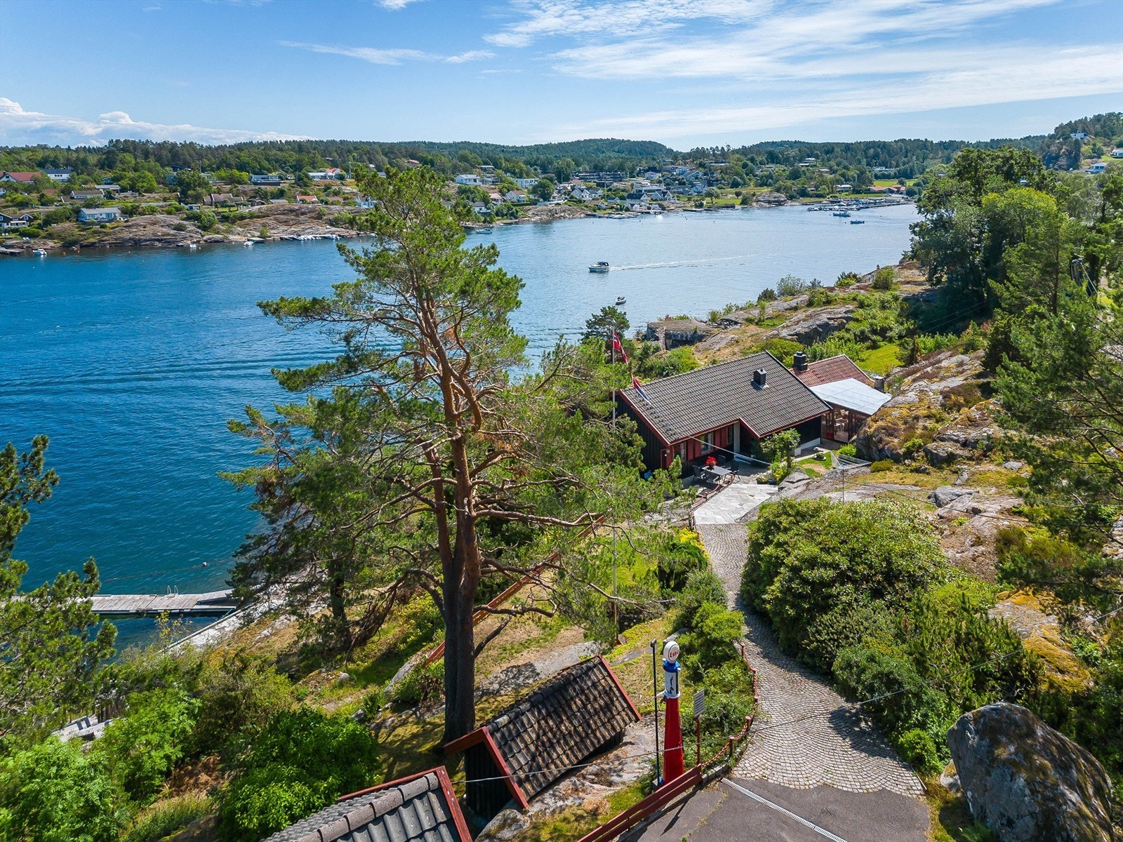 På eiendommen er det henholdsvis to boliger Galleribilde