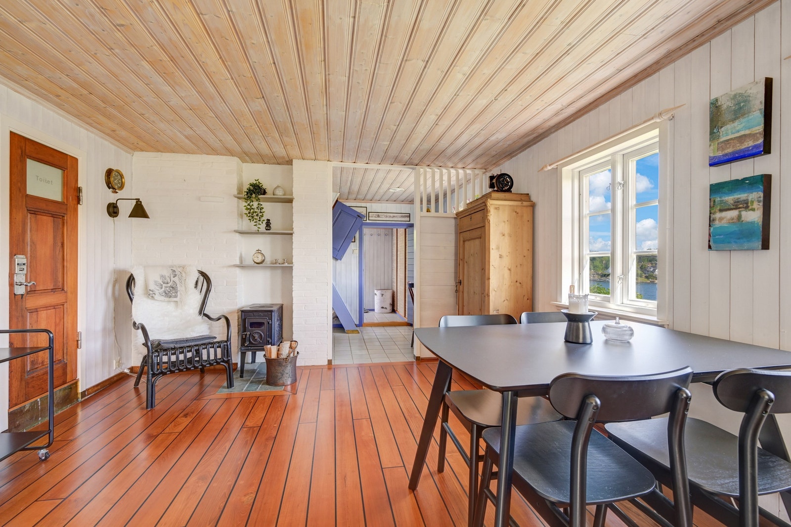 Fra kjøkkenet er det videre inngang til stuen Galleribilde