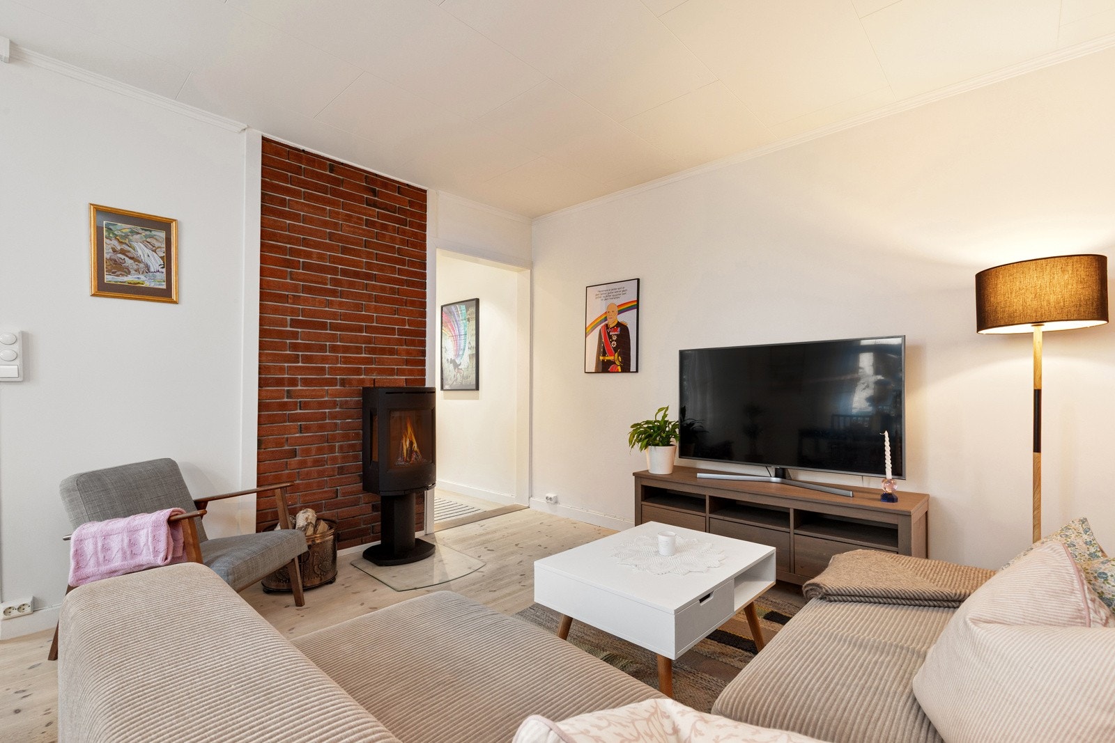 Den åpne løsningen mot kjøkkenet gjør stuen til en meget sosial og hyggelig sone. Galleribilde