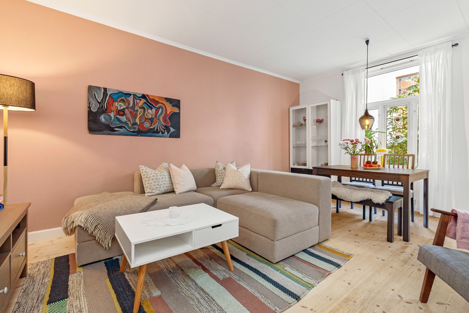 I stuen er det god plass til sittegruppe med tilhørende tv-møblement og spiseplass. Galleribilde