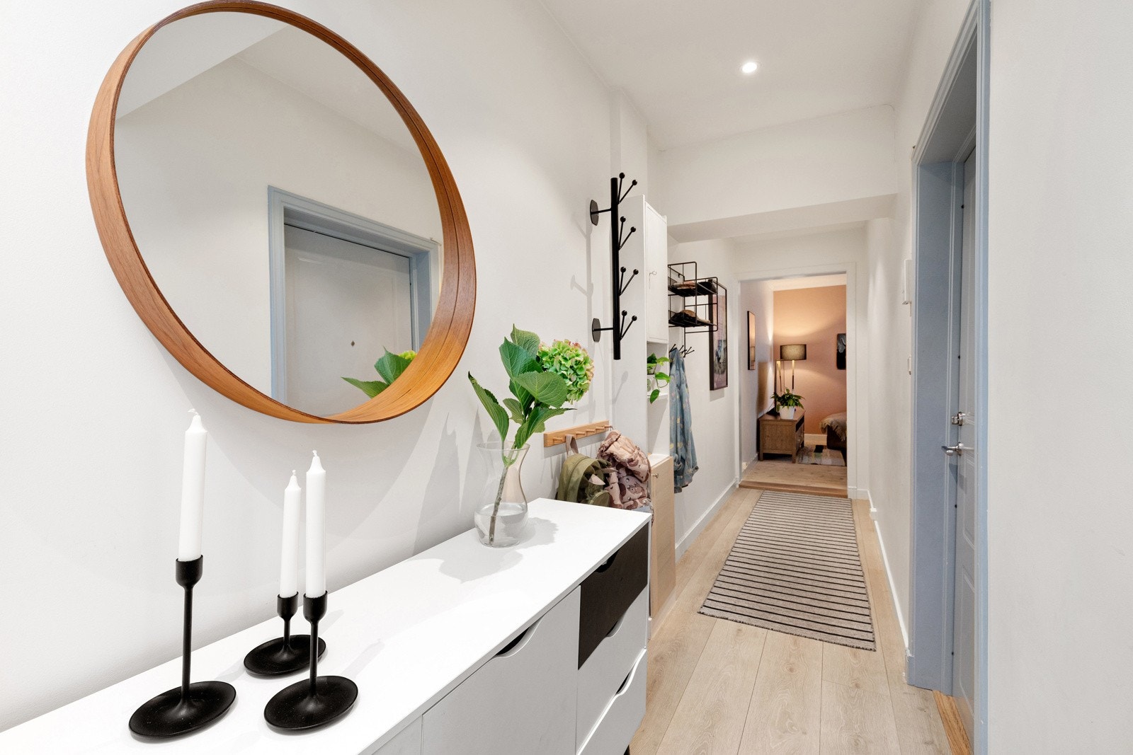 Lys og innbydende entré med plass til yttertøy og sko. Galleribilde