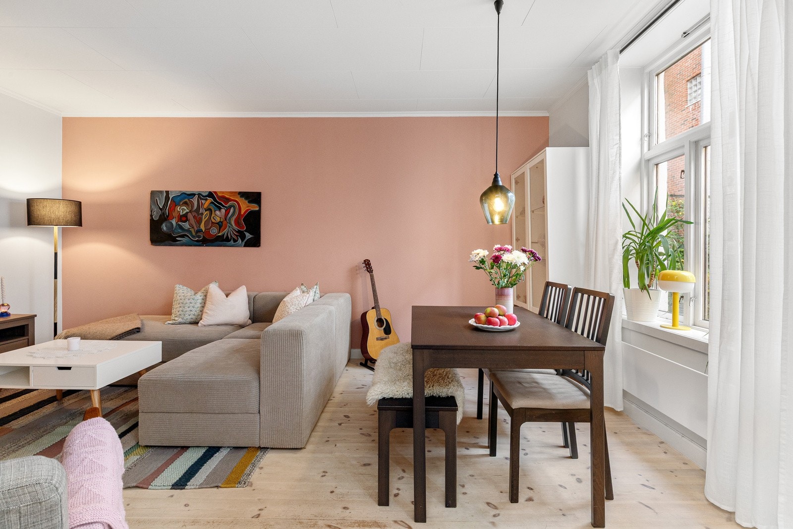 Nydelig lysinnslipp fra store vinduer. Galleribilde