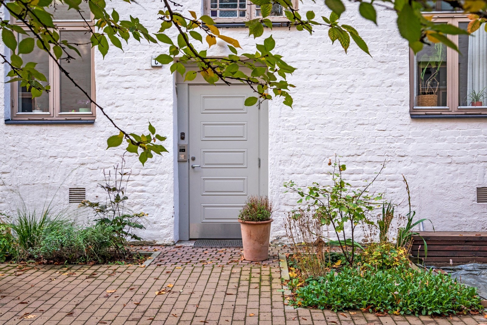 Bakgården er designet av landskapsarkitekter og ble ferdigstilt i 2022-2023. Galleribilde