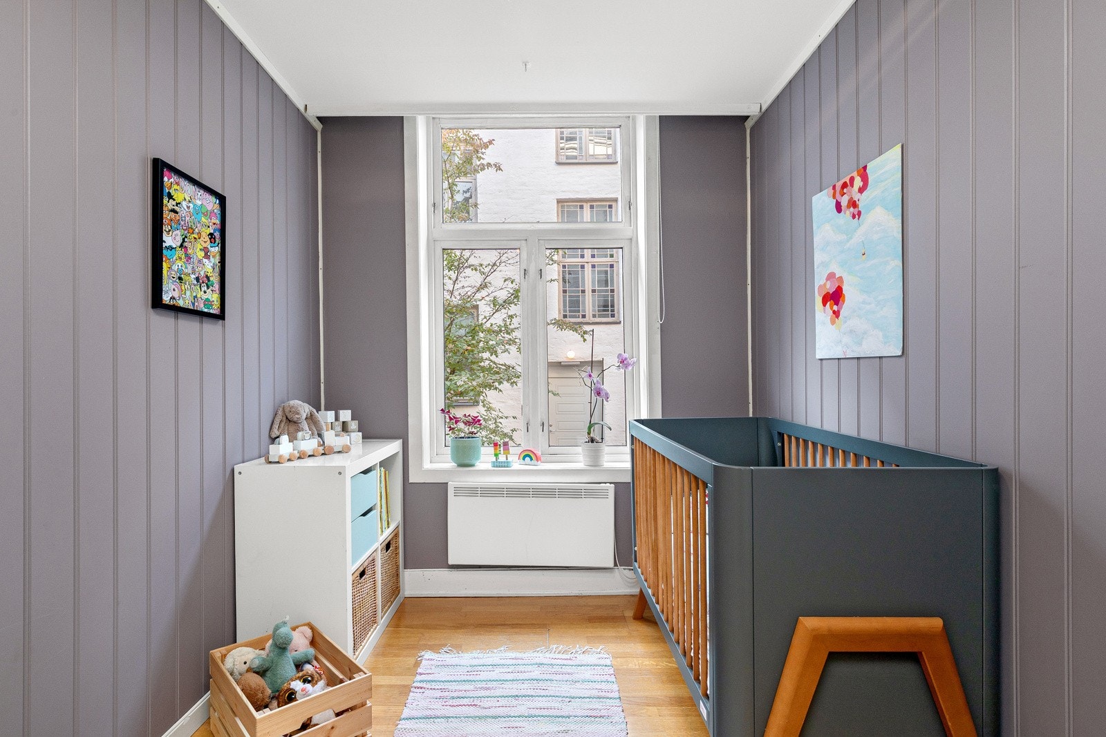 God plass til seng, kommode og skrivebord. Galleribilde