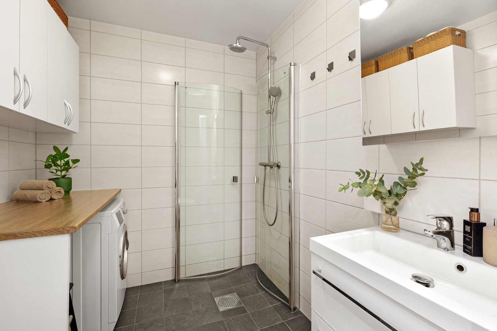 Pent og moderne baderom fra 2014 med flislagte vegger og gulv med gulvvarme. Galleribilde