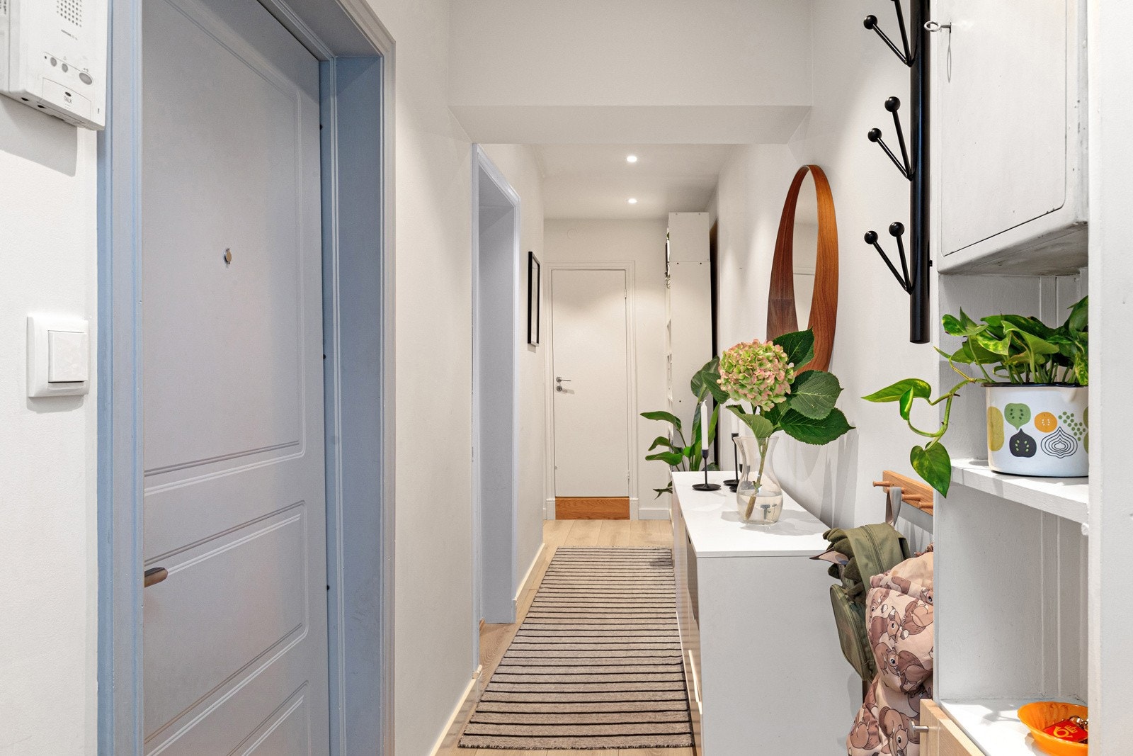 Praktisk inndelt med soverom på den ene siden og stue/kjøkken på den andre. Galleribilde