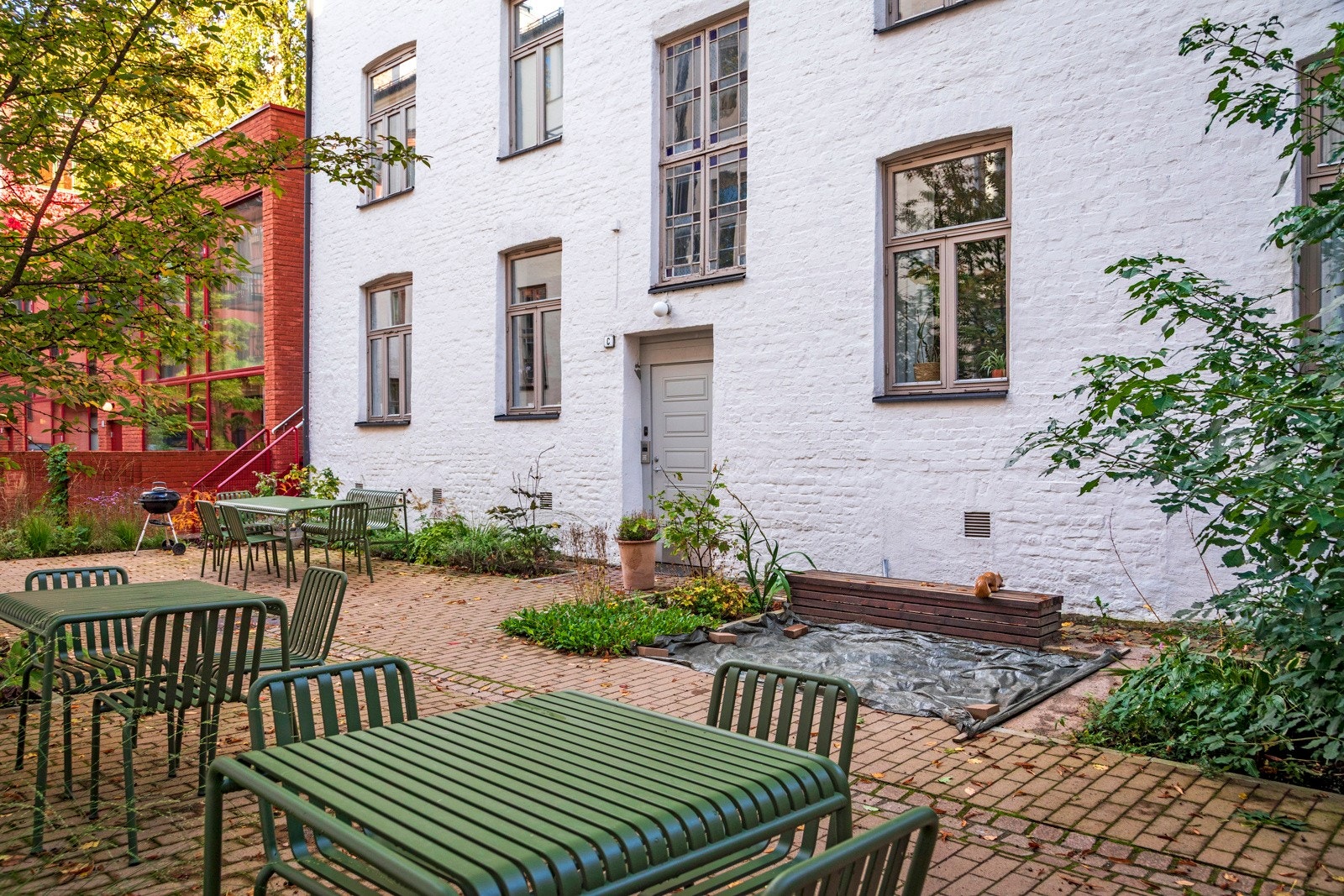 Hyggelige sittegrupper for store og små, samt grill. Galleribilde