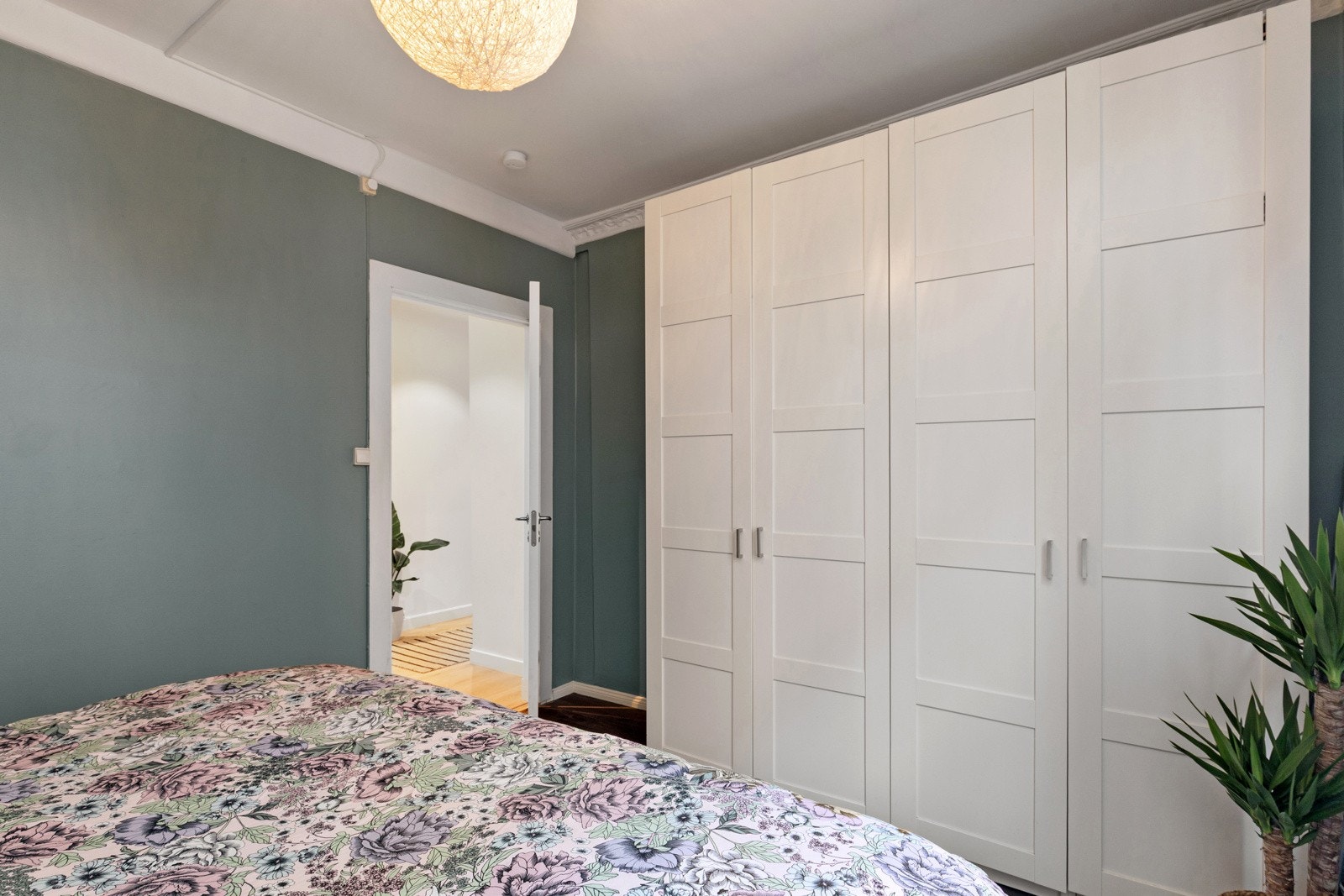 Praktisk garderobeløsning medfølger salget. Galleribilde