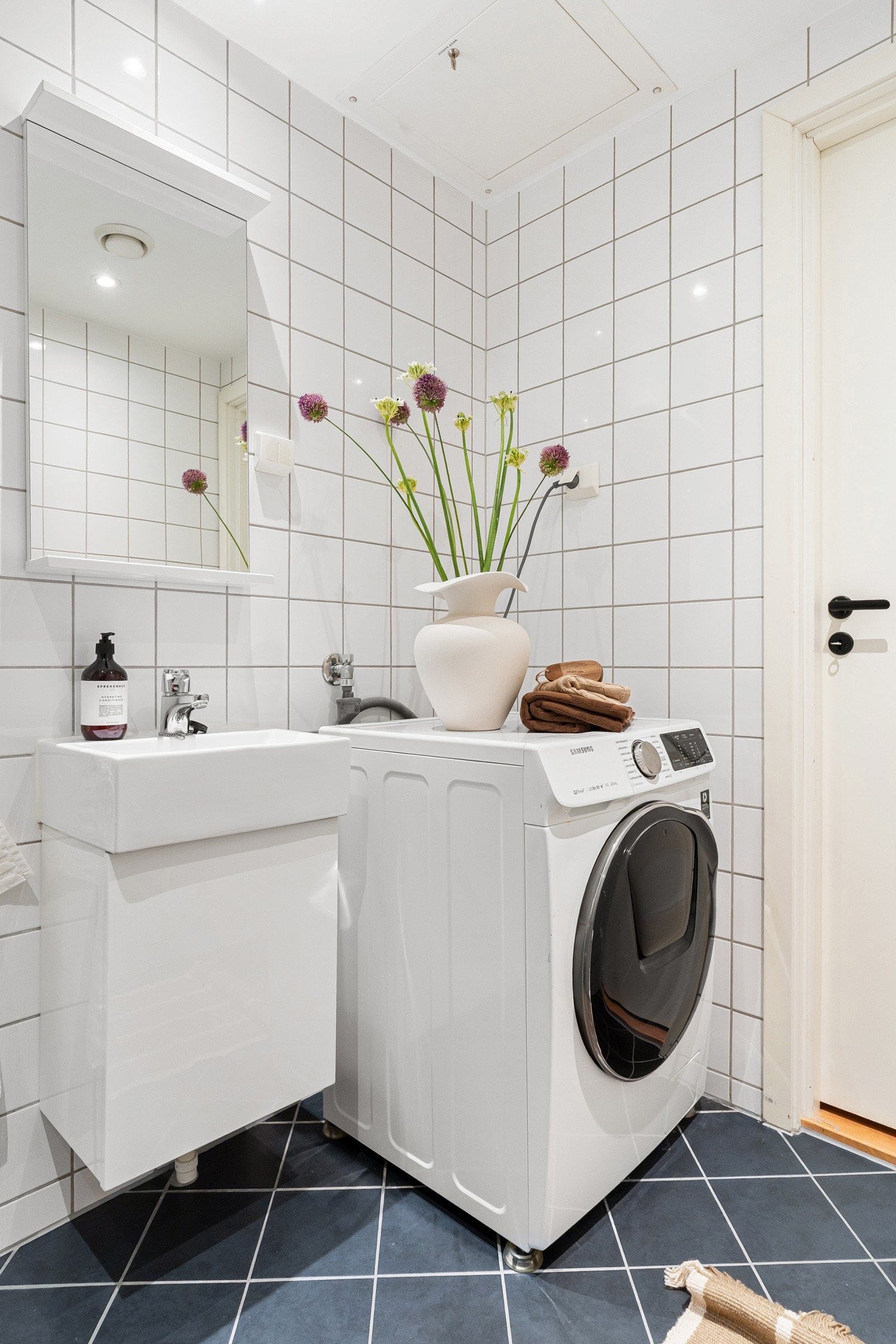 Badet fremstår som moderne med gulvvarme, veggmontert toalett og dusjhjørne. Galleribilde