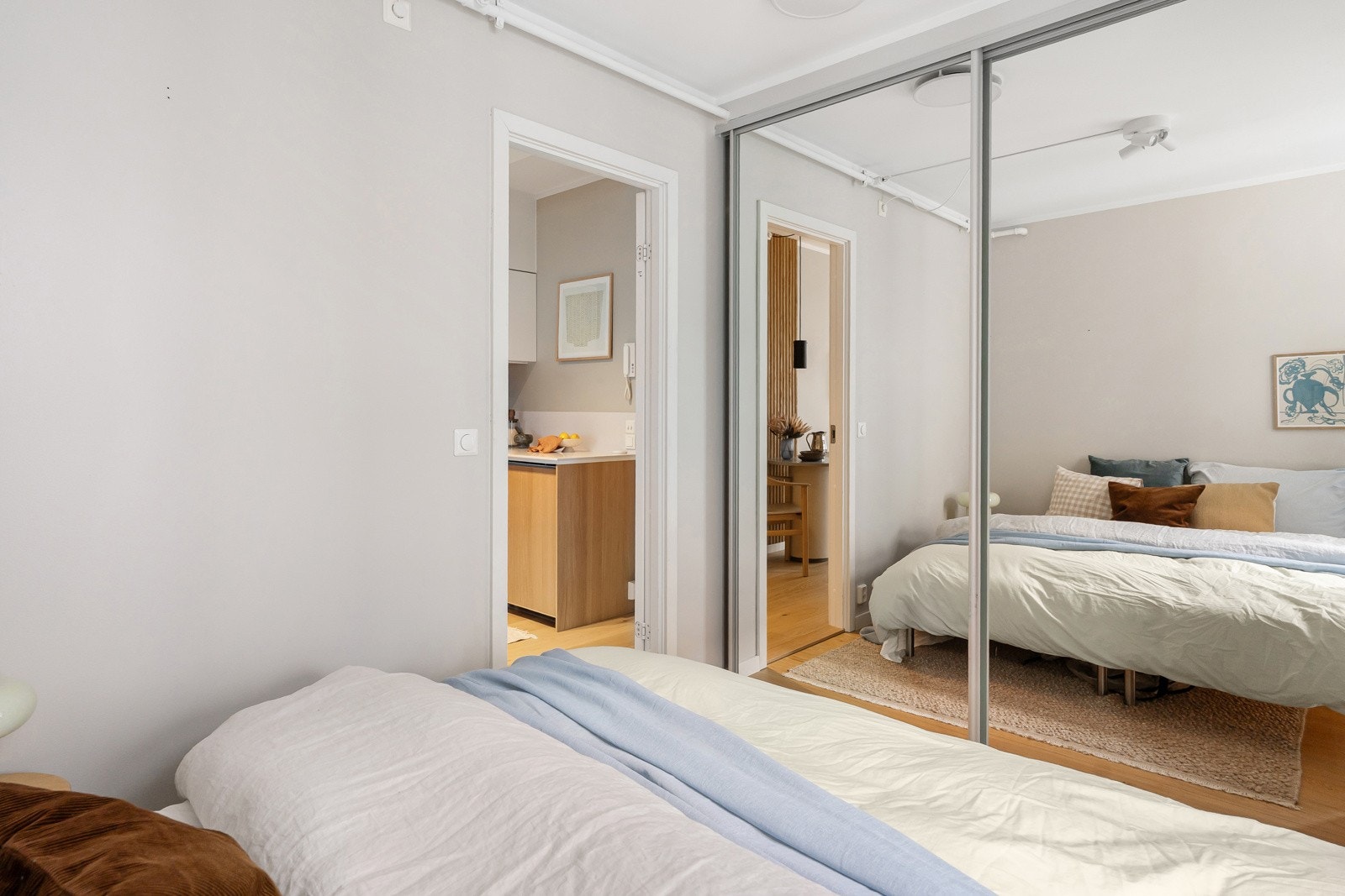 Gulv-til-tak garderobeløsning sikrer optimal plassutnyttelse. Galleribilde