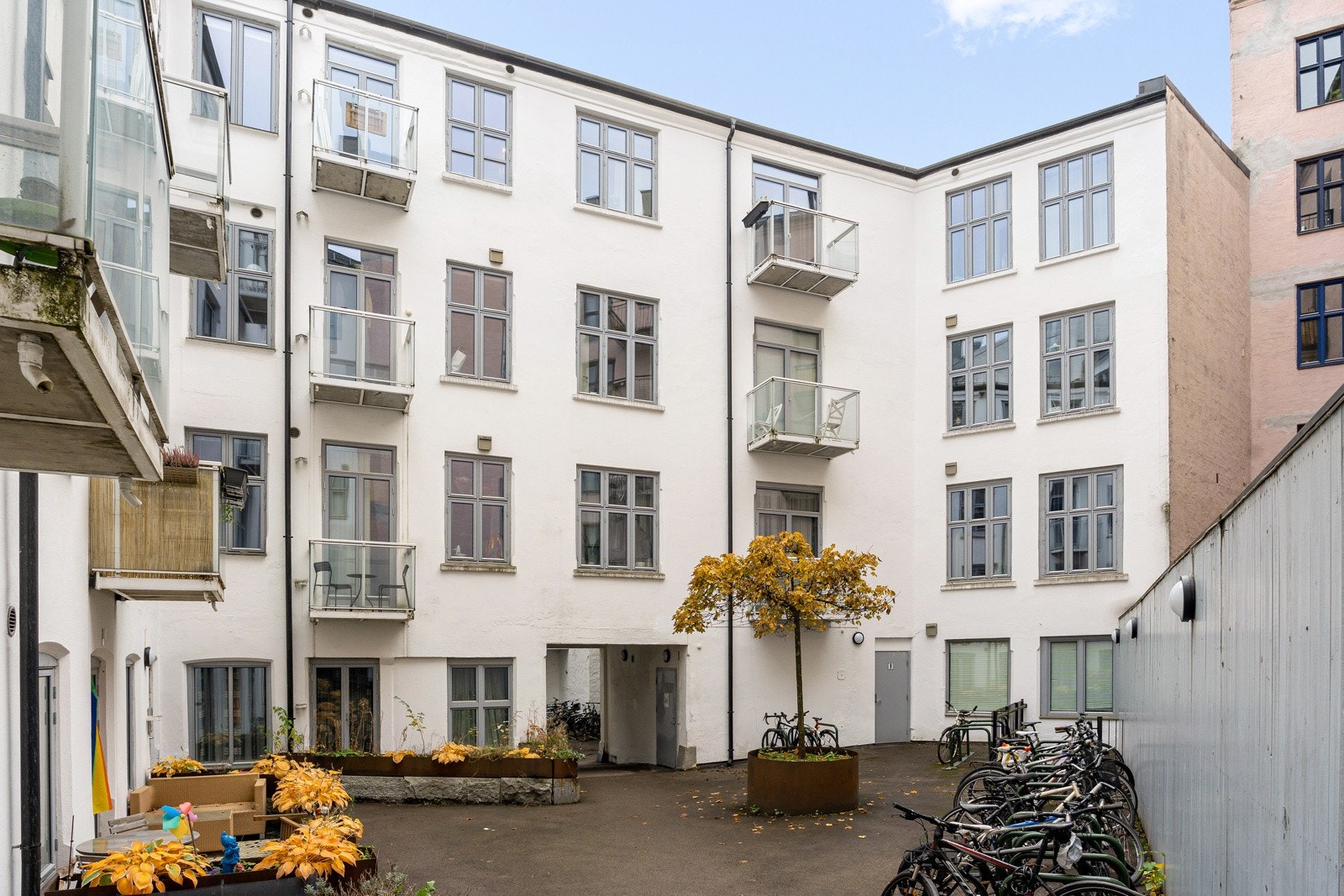 Velholdt bakgård. Galleribilde