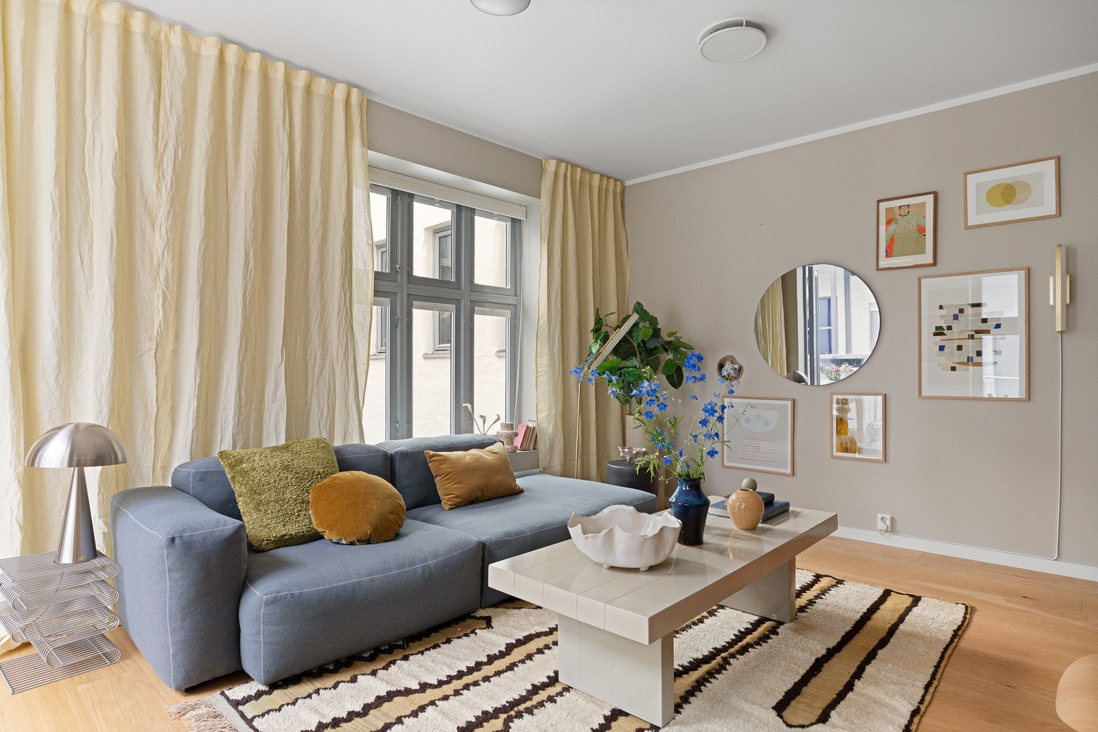 Bygget ble totalrehabilitert i 2012, og boligen fremstår moderne samtidig som byggets sjel er bevart. Galleribilde