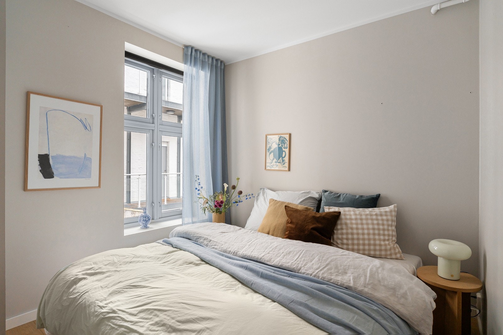 Her er det god plass til dobbeltseng med tilhørende nattbord. Galleribilde