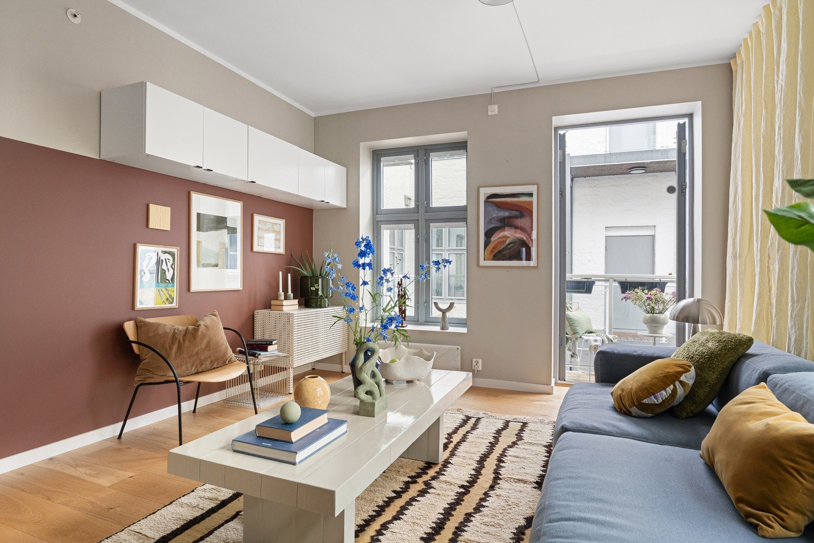 Store vinduer med særpreg og god takhøyde gjør at leiligheten oppleves som unik og særdeles lys og luftig. Galleribilde