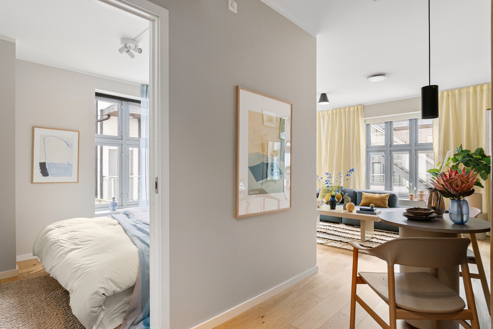 Soverom med stor vindusflate som gir godt lys og luftig atmosfære. Galleribilde