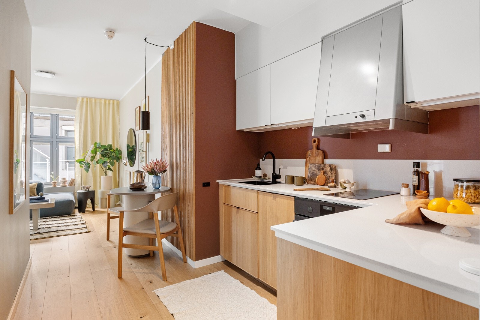 IKEA-innredning fra 2018 med glatte fronter og stilrent uttrykk. Galleribilde