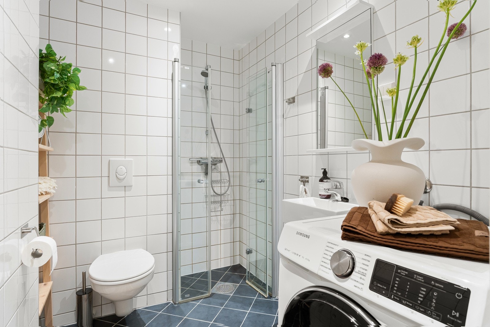 Delikat flislagt bad fra 2012 med opplegg for vaskemaskin. Galleribilde