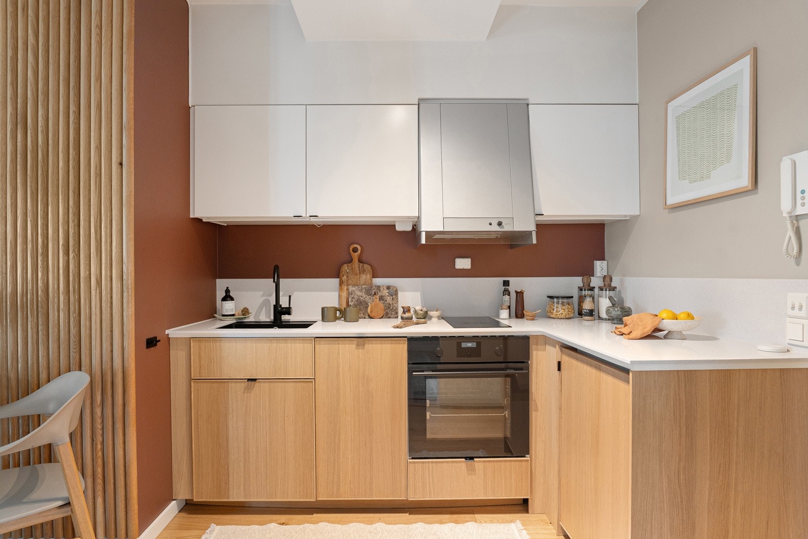 Kjøkkenet byr på god skap- og benkplass med gode arbeidsflater til matlaging, samt mye oppbevaringsmuligheter. Galleribilde