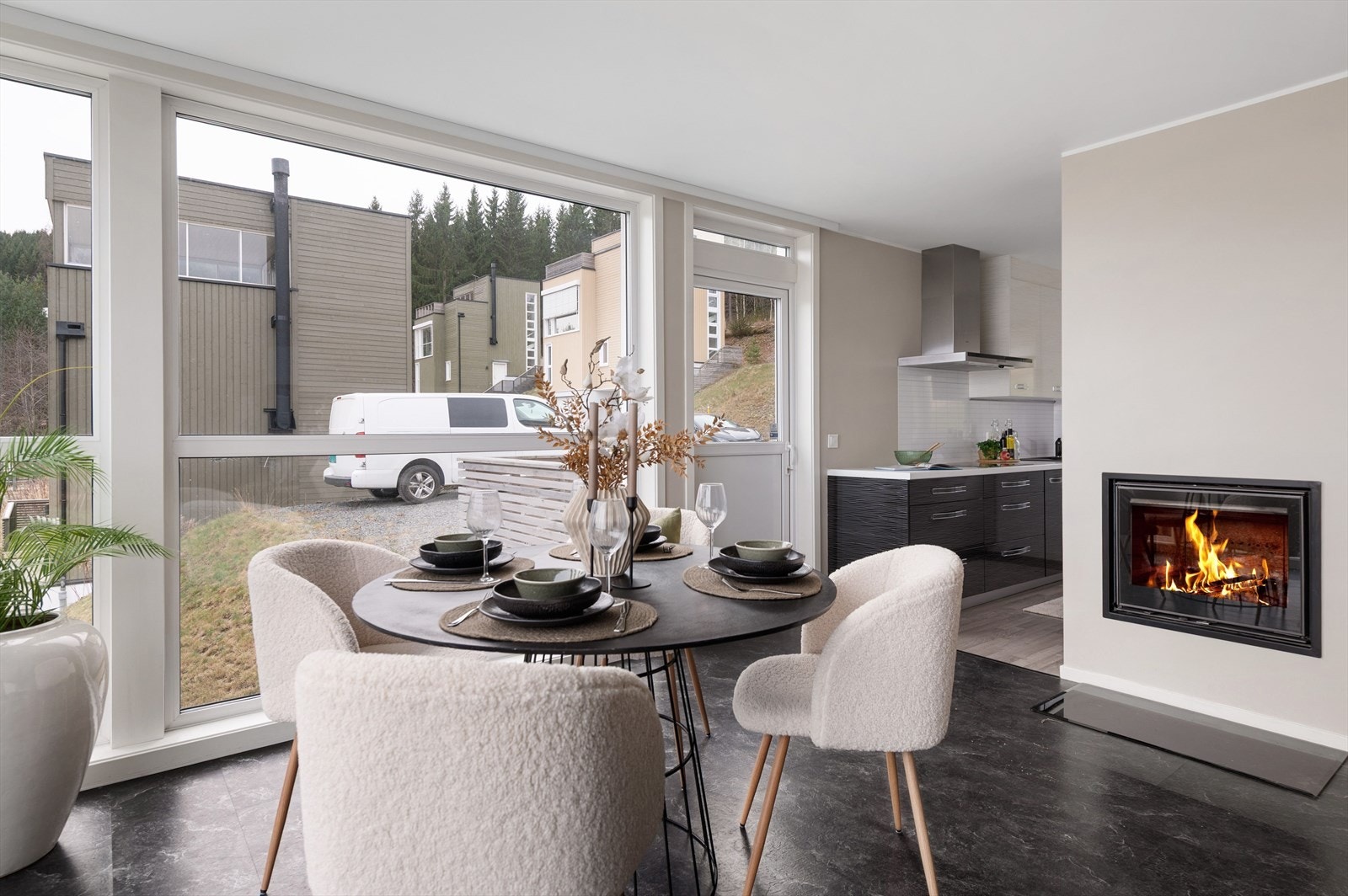 Spisebord hvor man kan nyte et bedre måltid med en fantastisk utsikt. Galleribilde