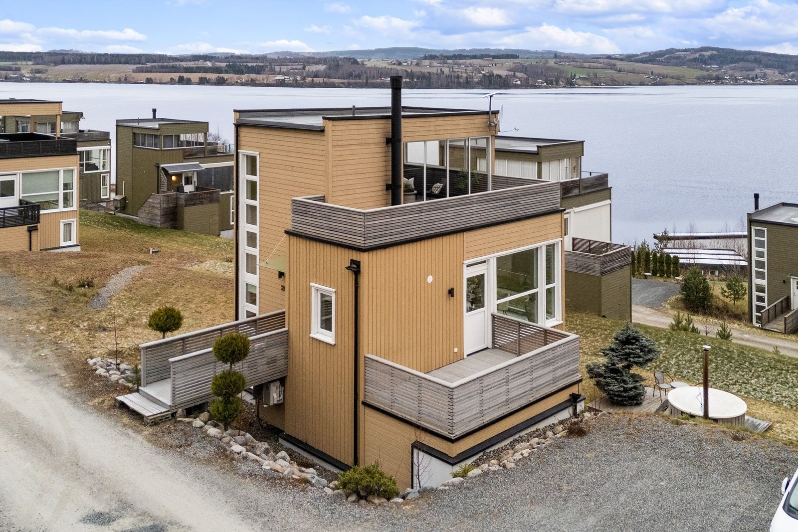 Flott bolig med bla. takterrasse, badstue og badestamp! Galleribilde