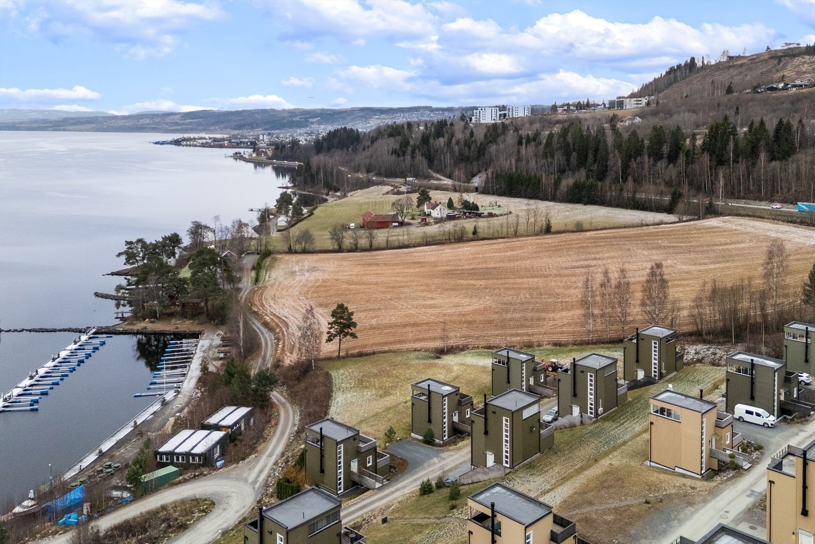 Nærhet til Mjøsa med tilgang til både bading og brygge gjør området perfekt for sommerliv og fritid. Galleribilde