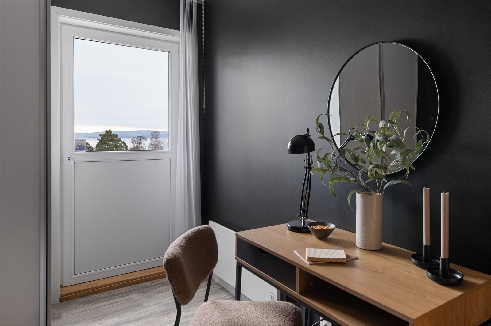 Soverom 2 har utgang til badestamp og uteplass. Galleribilde