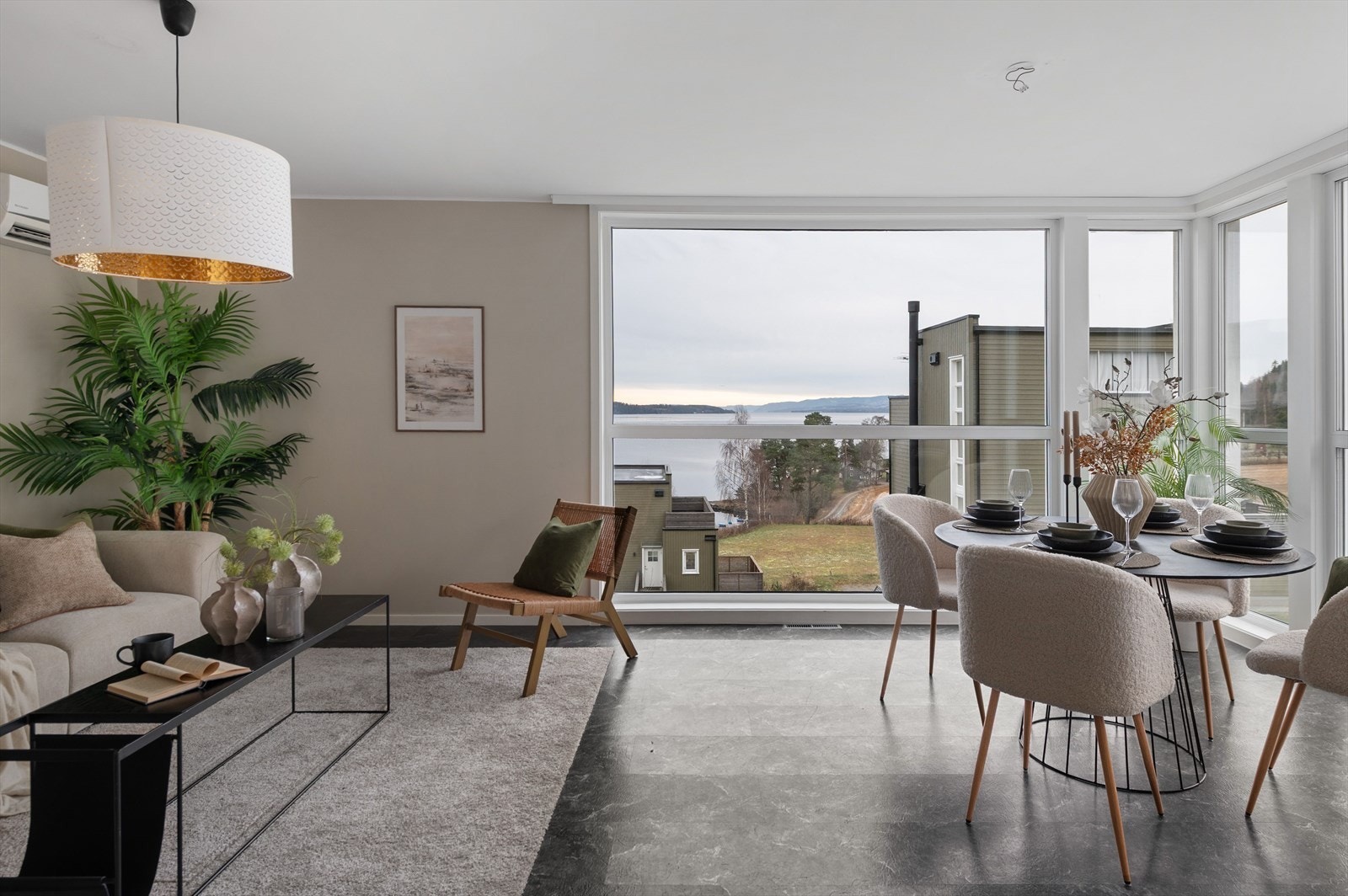 Lys og luftig stue med panoramautsikt over Mjøsa. Galleribilde