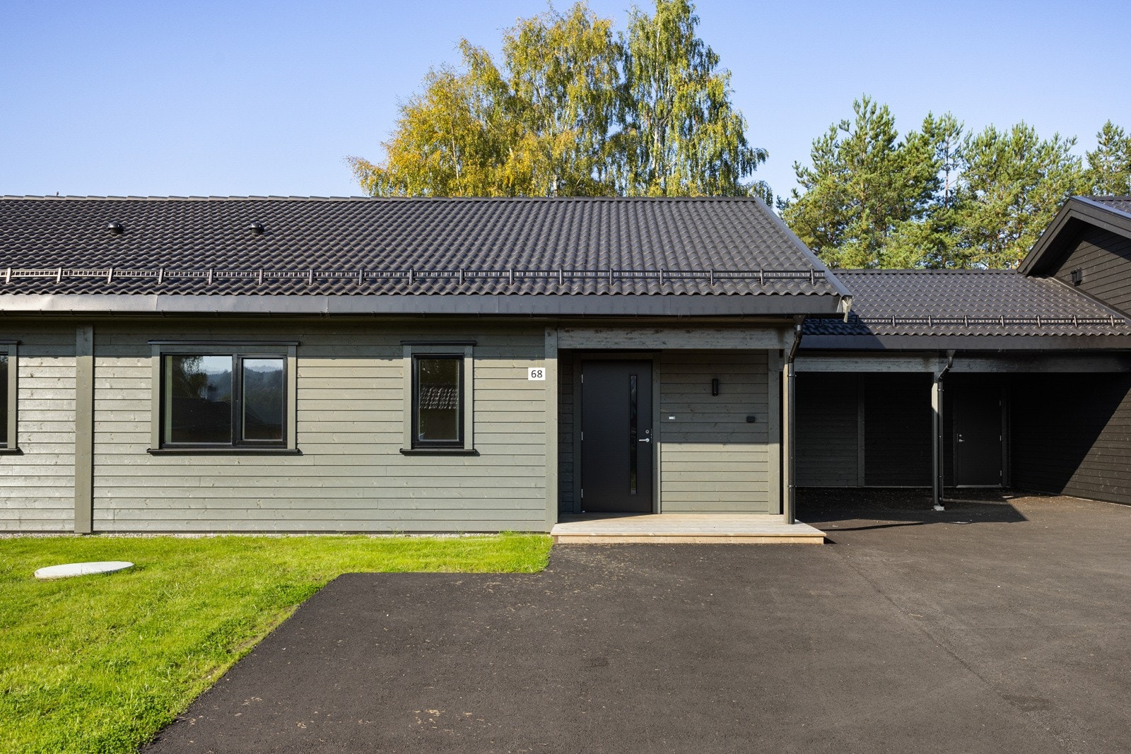 Asfaltert gårdsplass og parkering i carport Galleribilde