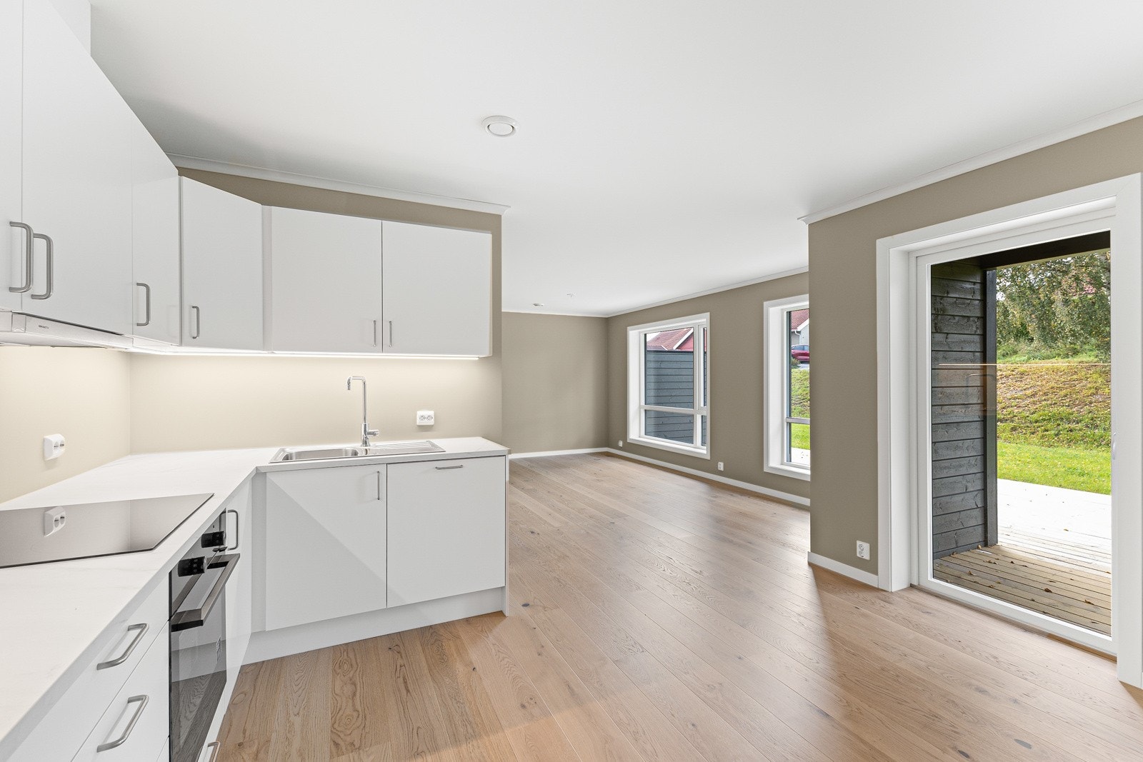 Stuen ligger i en fin, åpen løsning mot kjøkkenet. Galleribilde