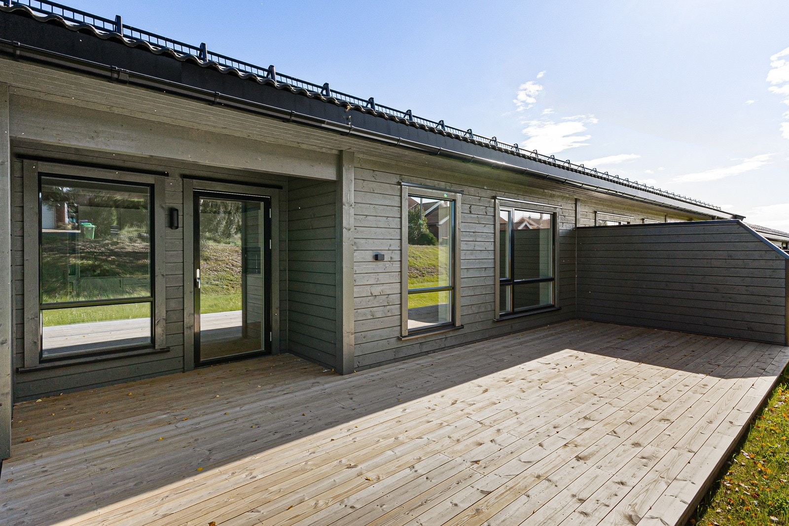 Fra stue er det utgang til vestvendt markterrasse med usjenert beliggenhet. Galleribilde