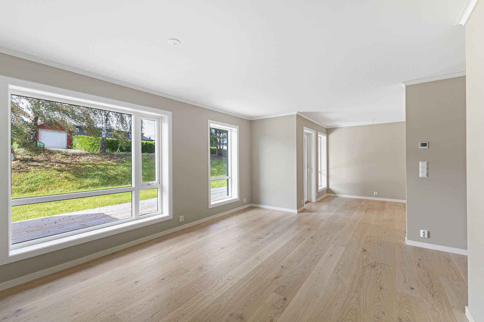 Med store vindusflater oppleves leiligheten som romslig Galleribilde