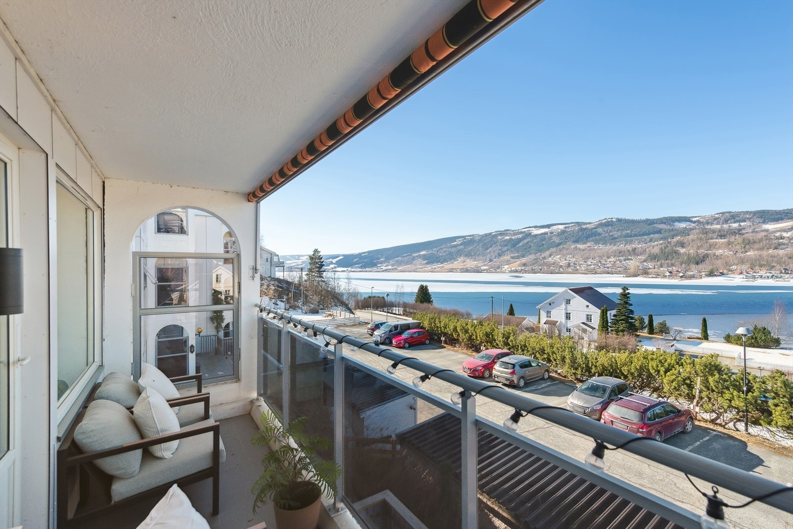 Flott utsikt mot Mjøsa og en kort gangvei fra Strandpromenaden. Galleribilde