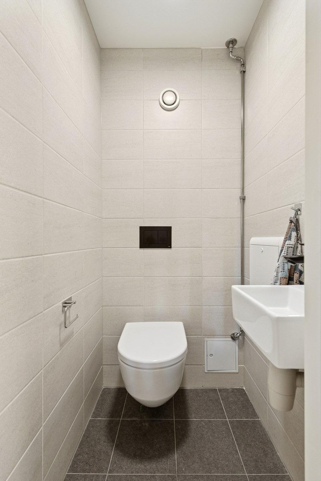 Separat wc-rom vegg i veg med bad. Dette var også nytt i 2021. Vegghengt wc og enkel servant på vegg. Galleribilde