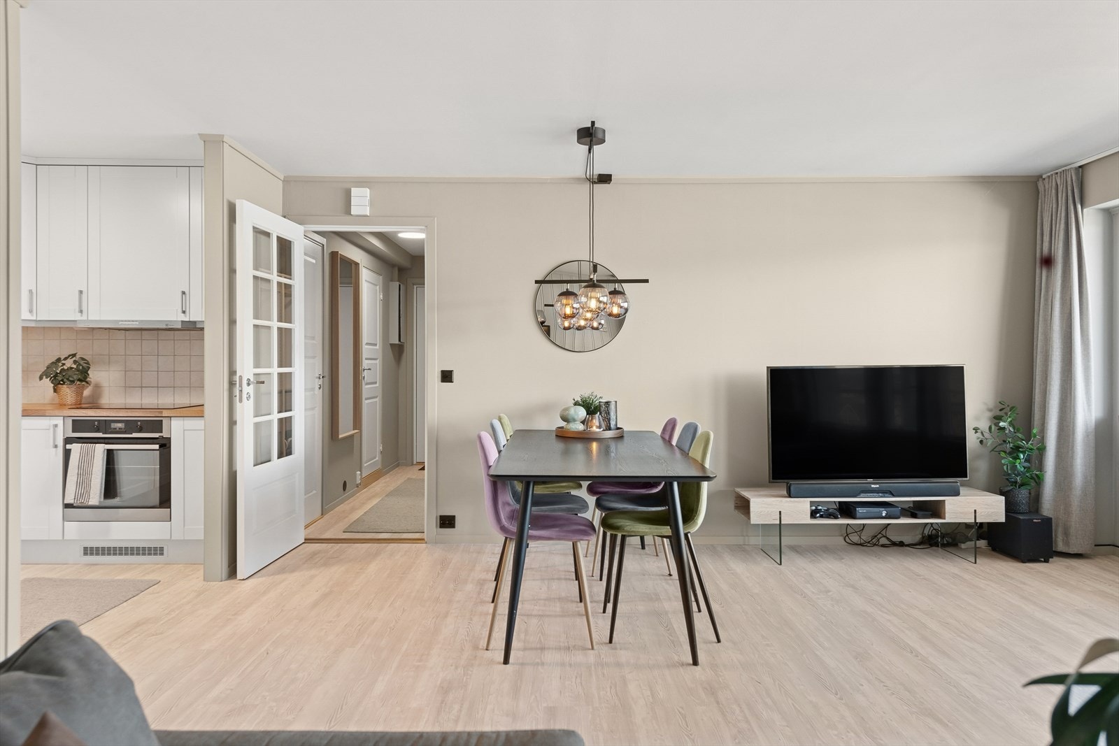 Samle familie og/eller venner rundt middagsbordet for et bedre måltid og en hyggelig stund. Galleribilde