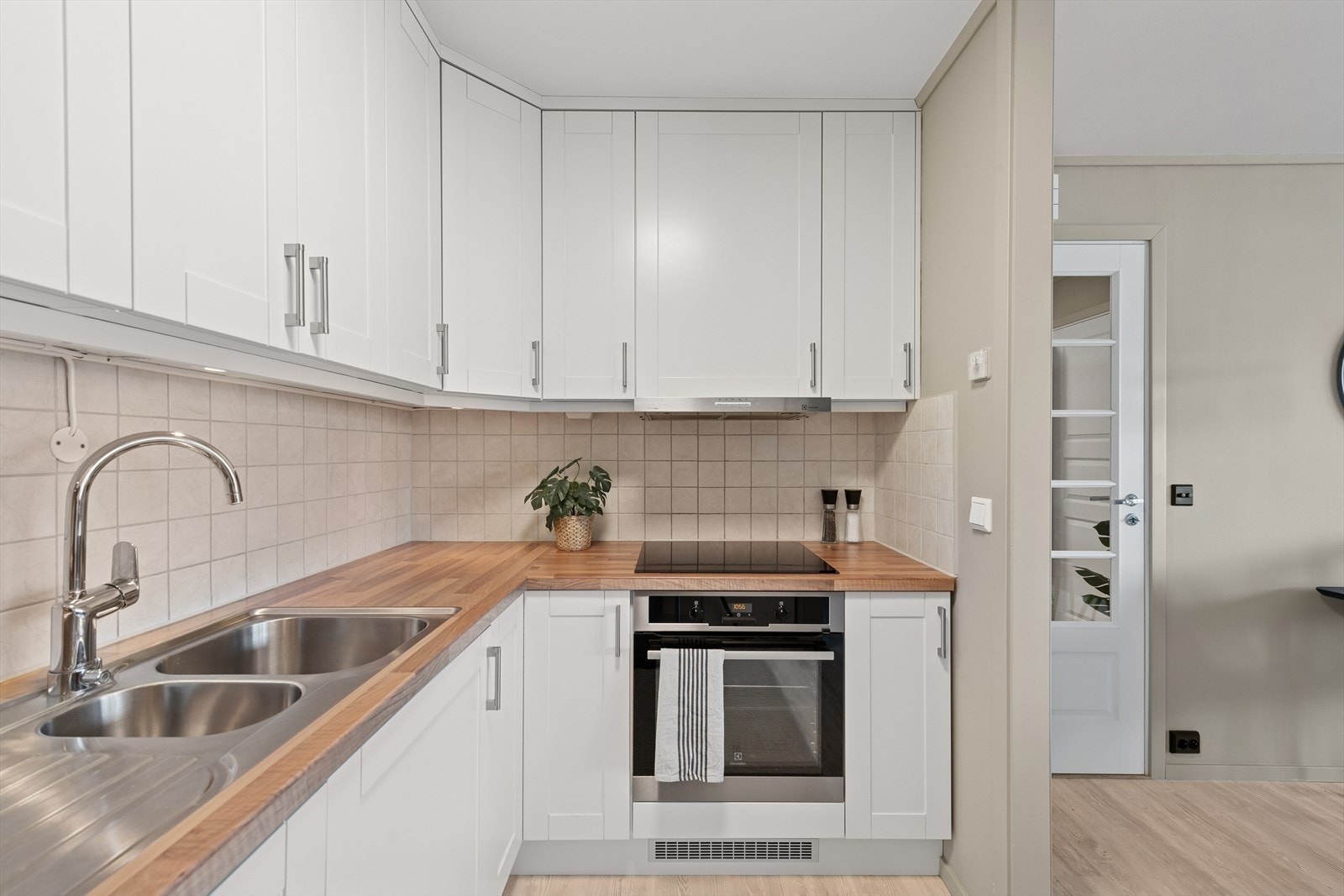 Integrert stekeovn, platetopp og oppvaskmaskin. Frittstående kjøl/frys. Galleribilde