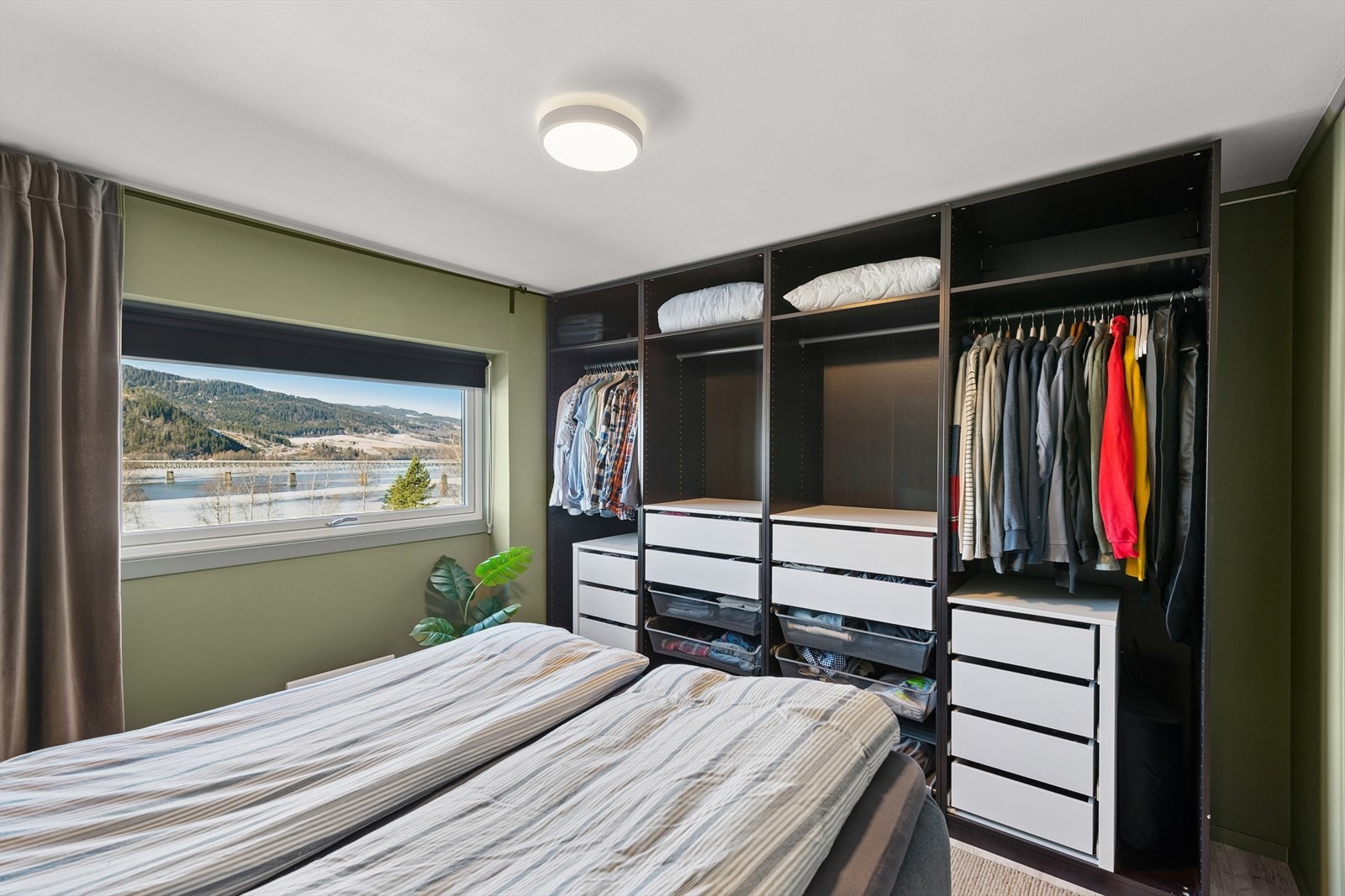 Smart garderobeløsning av typen PAX fra IKEA. Galleribilde