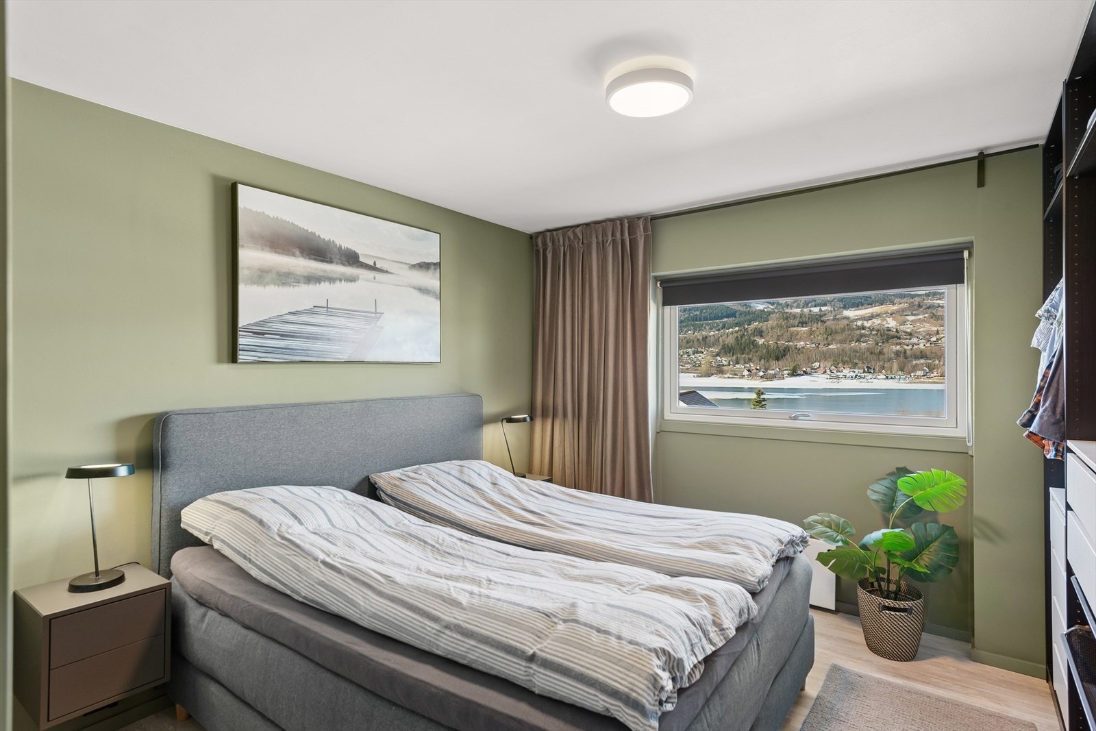 Soverommet fremstår som romslig og byr på god plass for dobbeltseng og nattbord. Galleribilde