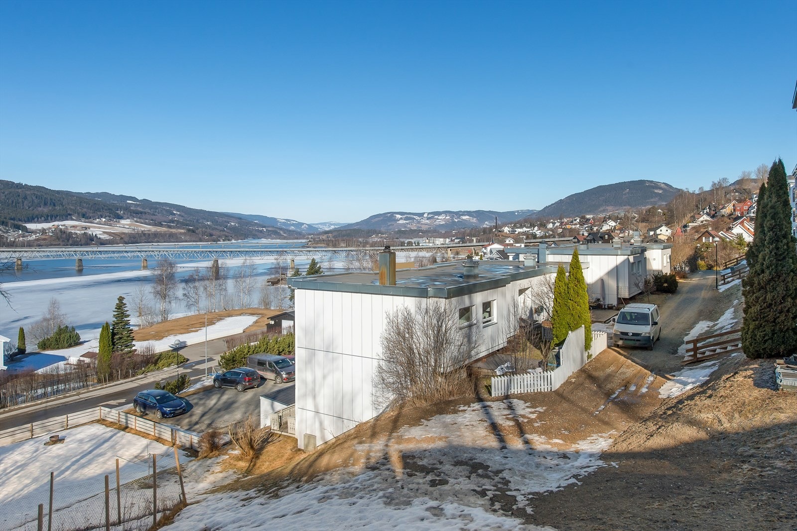 Det er også kort vei inn til Lillehammer sentrum med alle fasiliteter og servicetilbud. Galleribilde