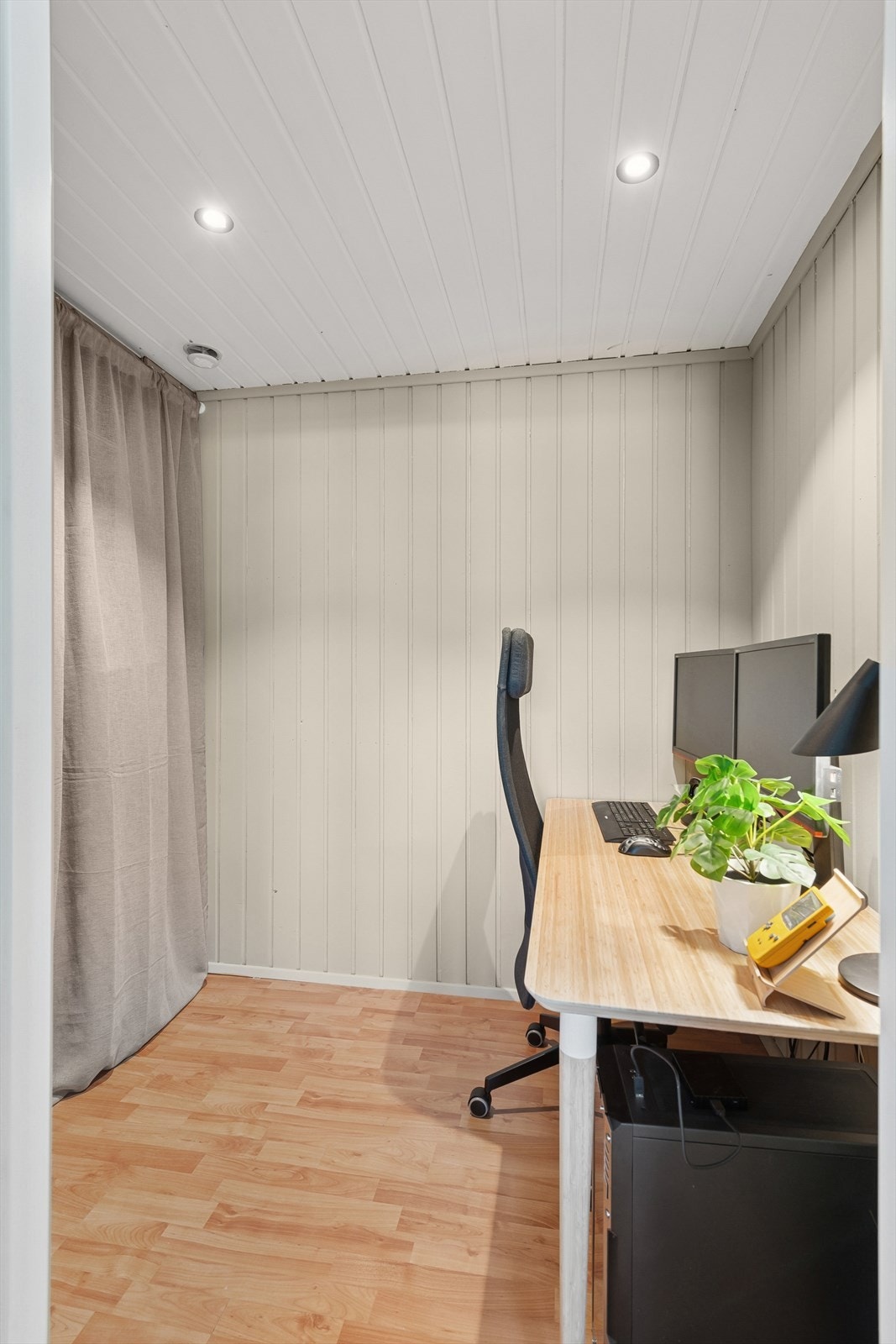 Innvendig bod som pr. i dag er innredet som kontor. Galleribilde