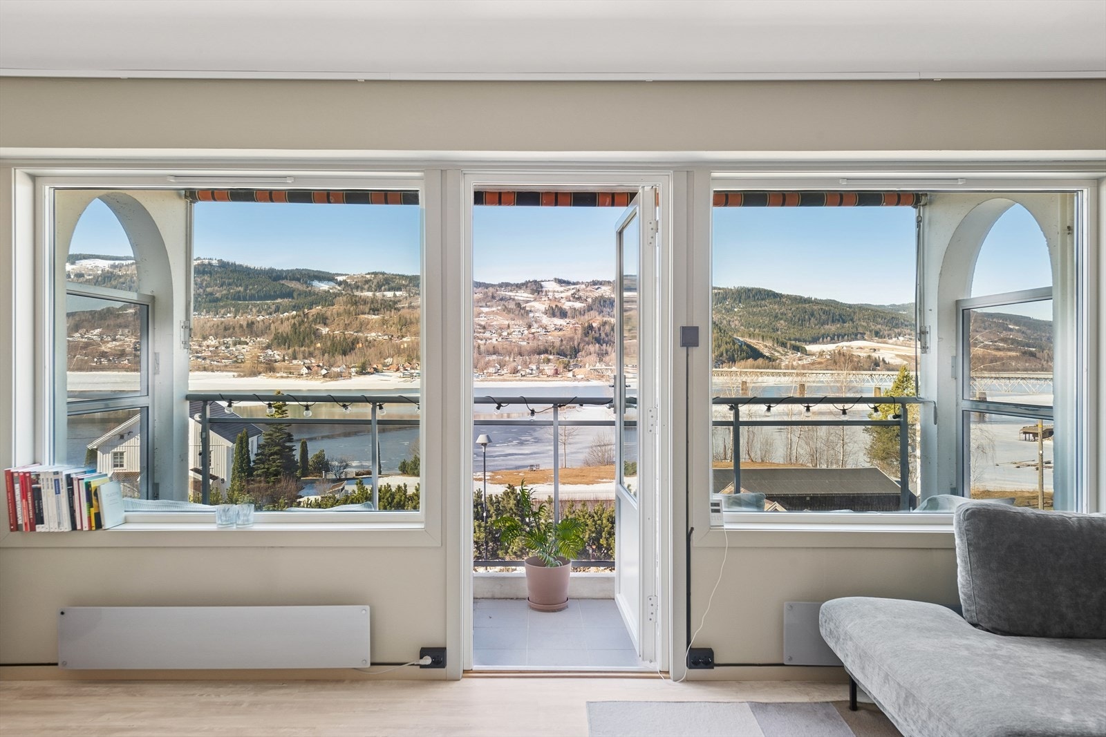 Fra stuen er det videre utgang til en herlig balkong. Galleribilde