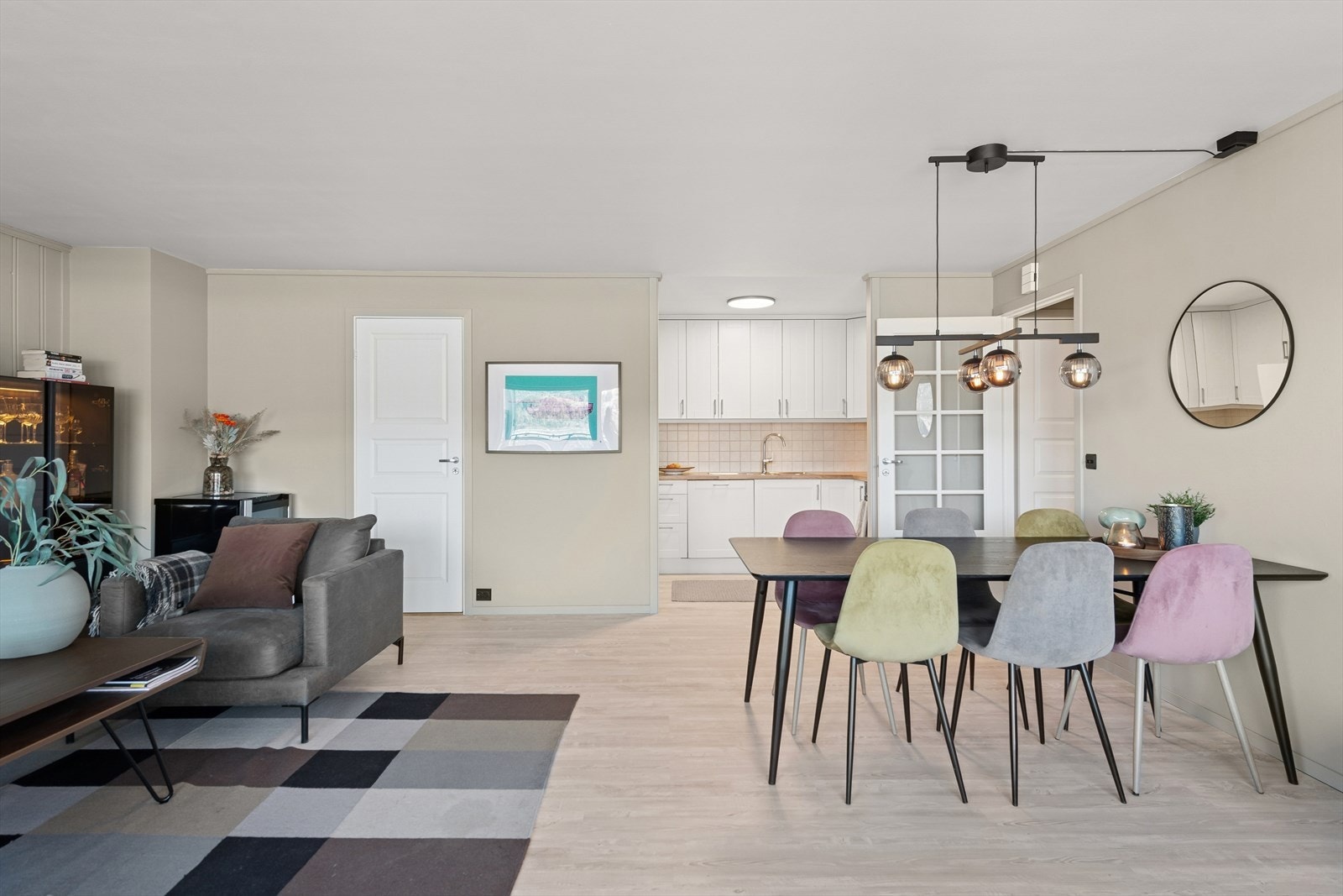 Stue/kjøkken er i en delvis åpen og luftig løsning, noe som gir en god romfølelse. Galleribilde